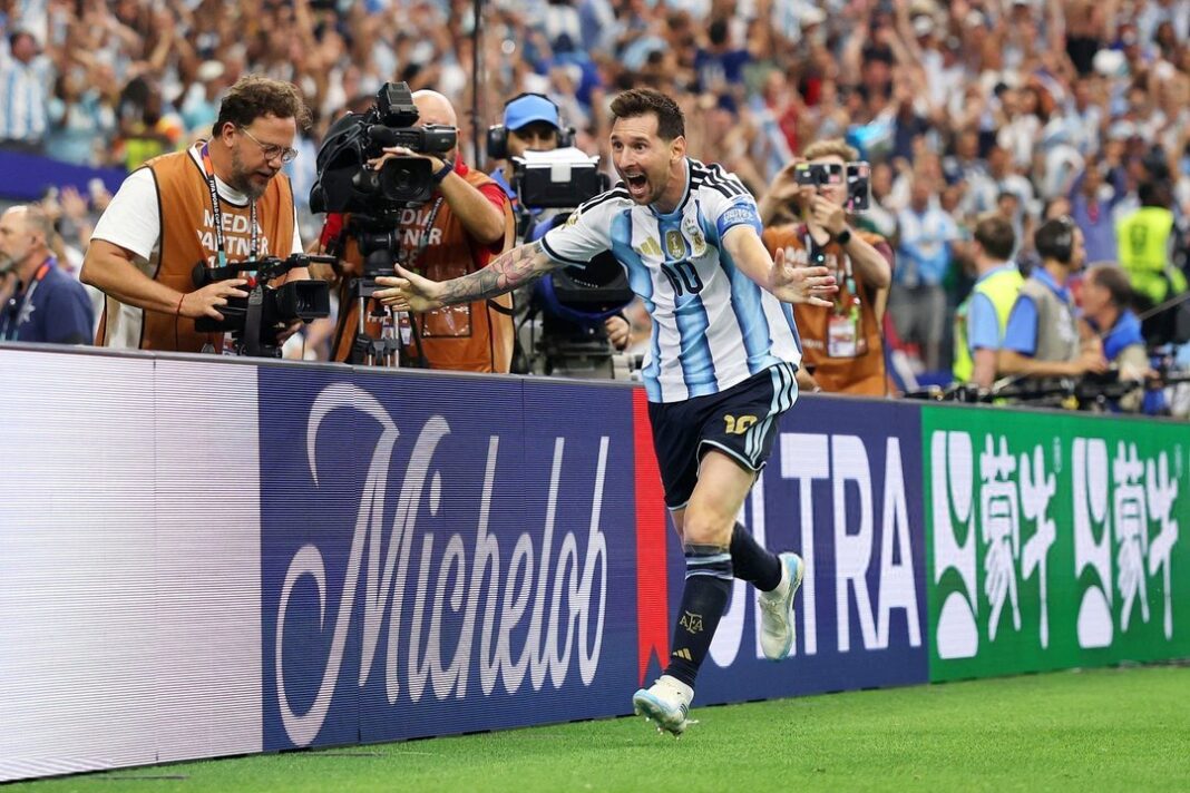 Lionel Messi celebrando un gol con la camiseta de Argentina durante el partido contra Austria en el Mundial 2026