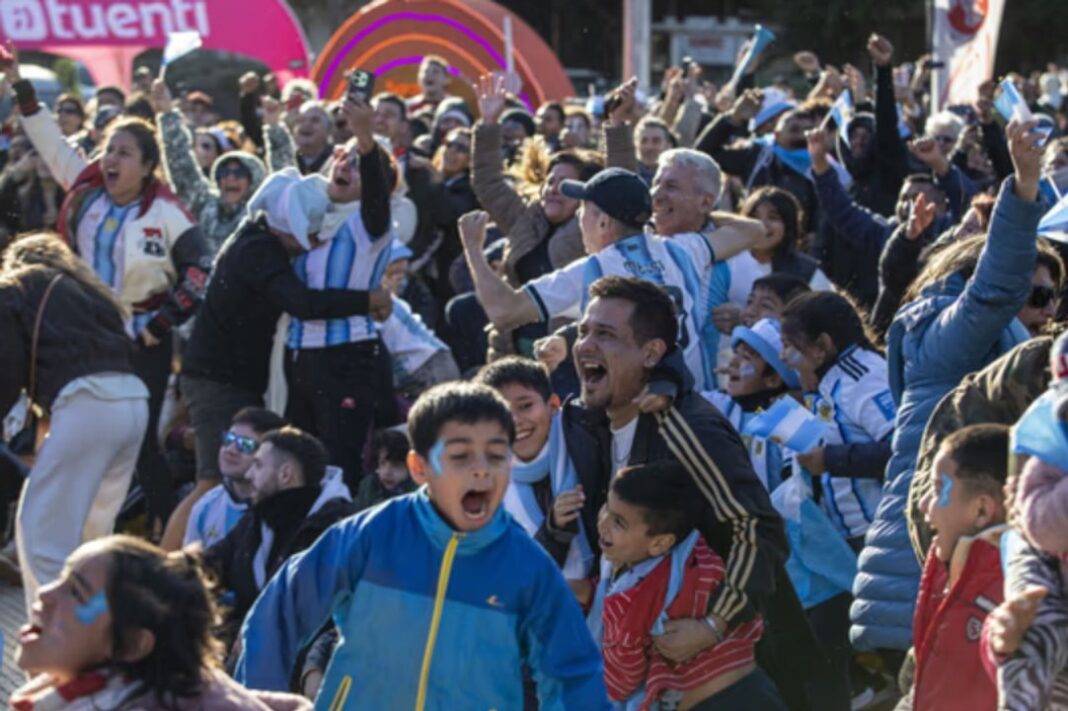 Argentinos en Austria celebrando con pantalla gigante el triunfo de la Selección