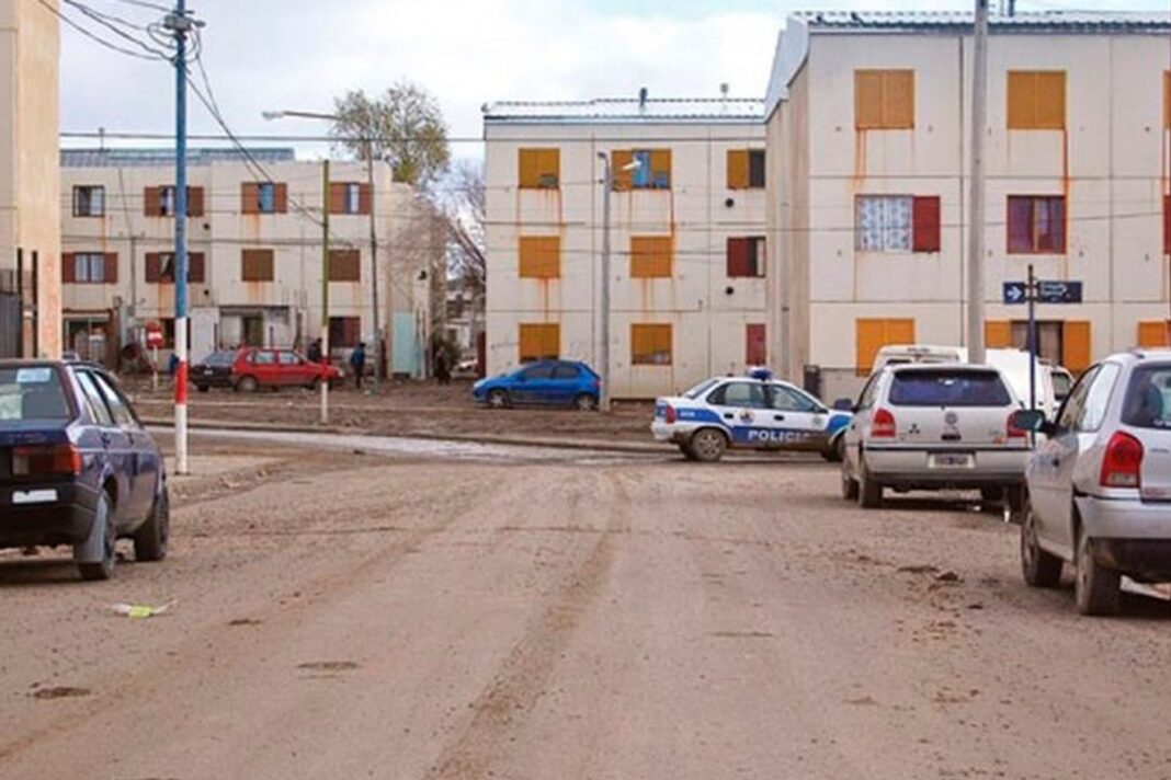Policía en la escena del ataque a balazos en un departamento de las 1008 viviendas