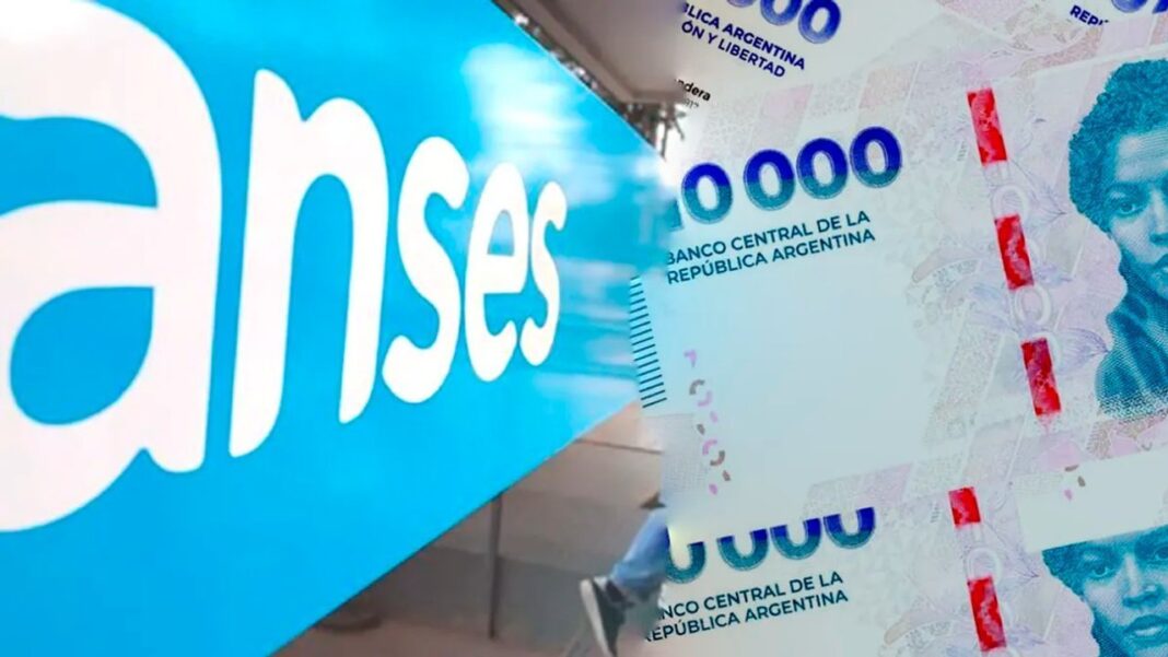 Persona mayor con documento y dinero en mano, representando cobro de jubilación
