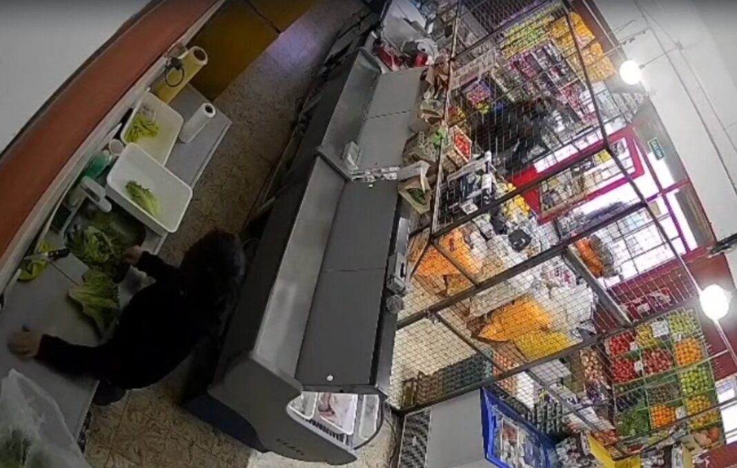 Cámara de seguridad muestra el interior de una verdulería durante un ataque armado