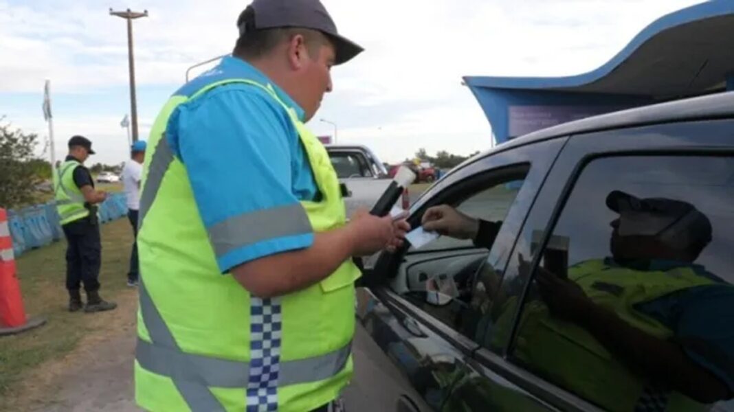 Licencia de conducir argentina sobre un escritorio