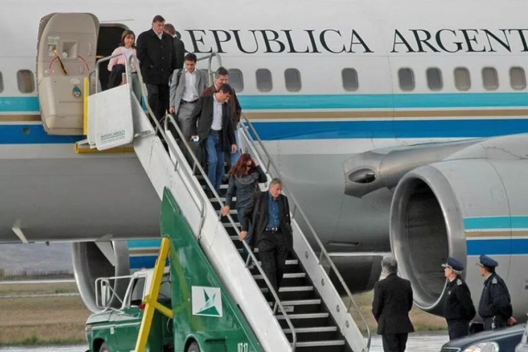 Avión presidencial Tango 01 en plataforma militar