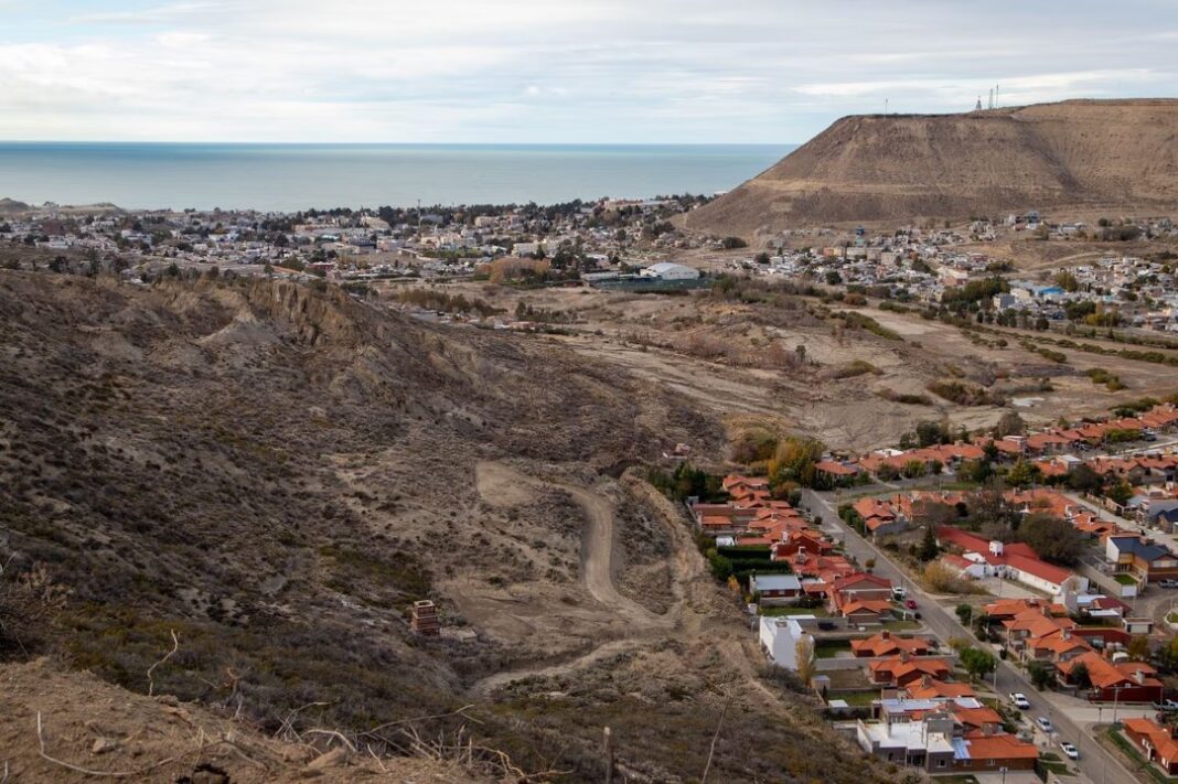 Maquinaria pesada trabajando en la estabilización del Cerro Hermitte