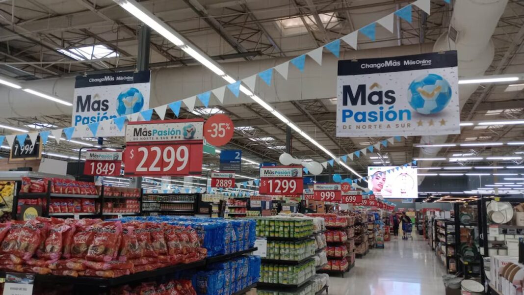 Productos en góndola de supermercado ChangoMás con cartel de promoción