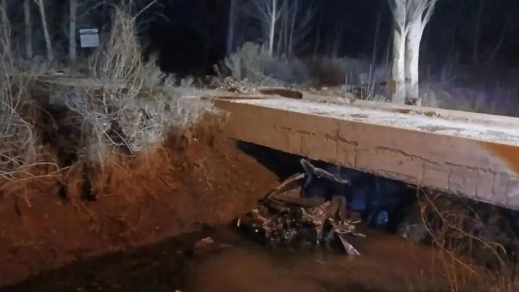 Vehículo Volkswagen Voyage tras chocar contra un caballo y caer a un canal de riego en la Ruta Provincial 7, San Patricio del Chañar