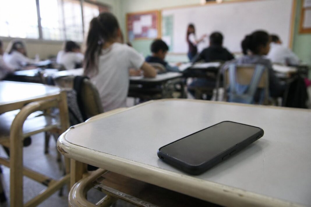 Estudiantes en aula de Chubut con celulares guardados durante clase