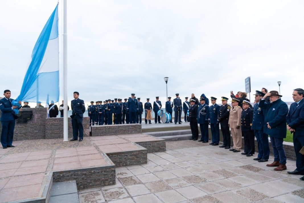 Acto oficial del Día de la Bandera en Comodoro Rivadavia con autoridades y veteranos de Malvinas