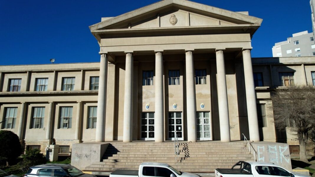 Intendente Othar Macharashvili recorre el edificio de Tribunales en Comodoro Rivadavia junto a funcionarios municipales