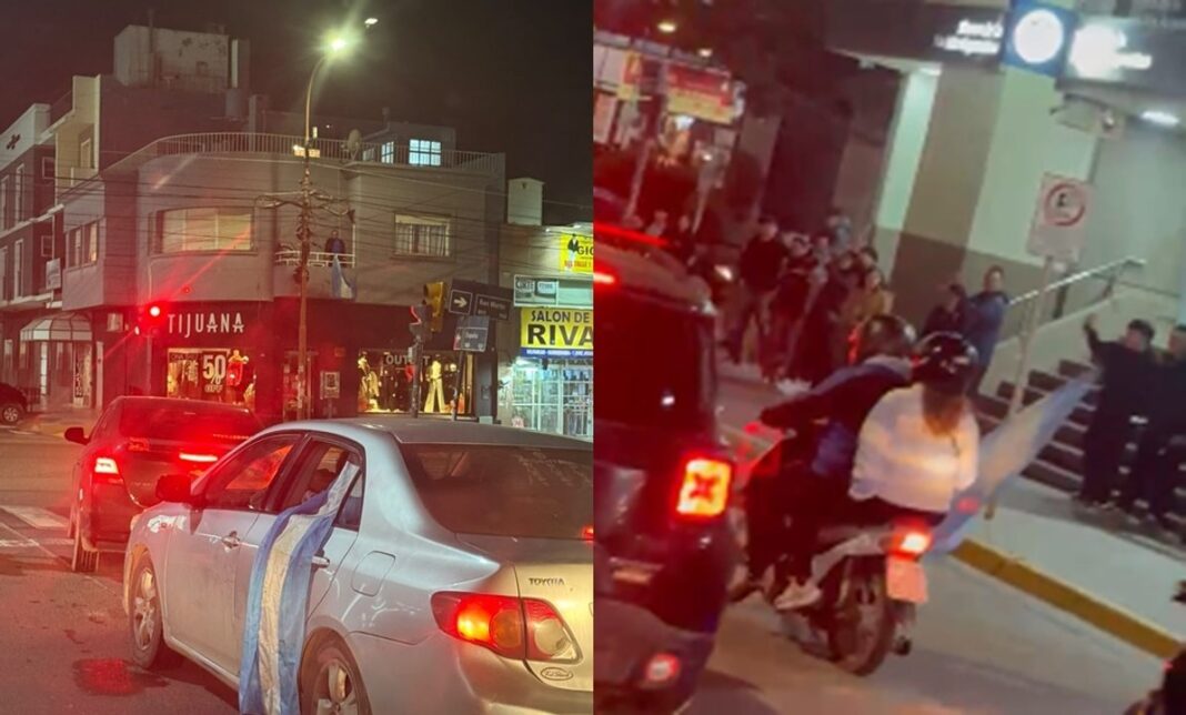 Hinchas con banderas argentinas en el centro de Comodoro Rivadavia celebrando el debut de Argentina en el Mundial 2026