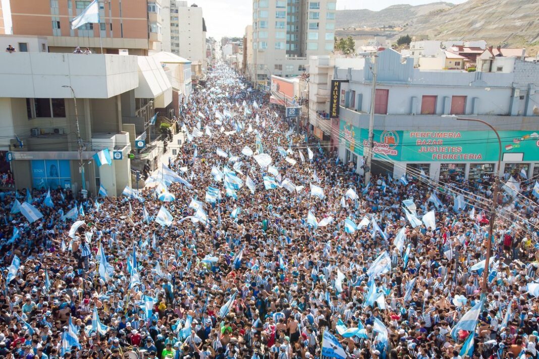 Multitud en la calle San Martín de Comodoro Rivadavia durante los festejos por el título mundial de Argentina en 2022