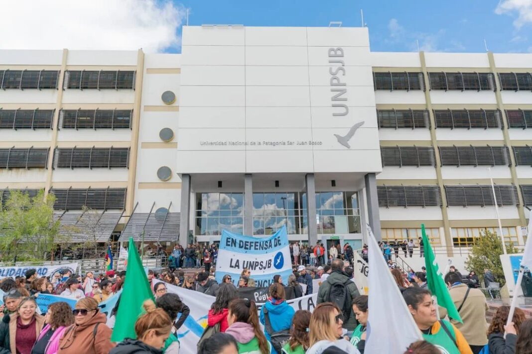 Docentes universitarios en asamblea durante el paro