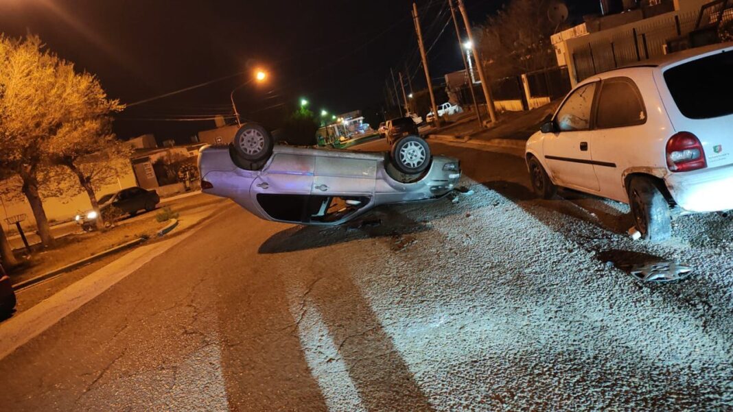 Vuelco de un Fiat Siena en la calle Federicci al 1194, barrio Isidro Labrador, Comodoro Rivadavia