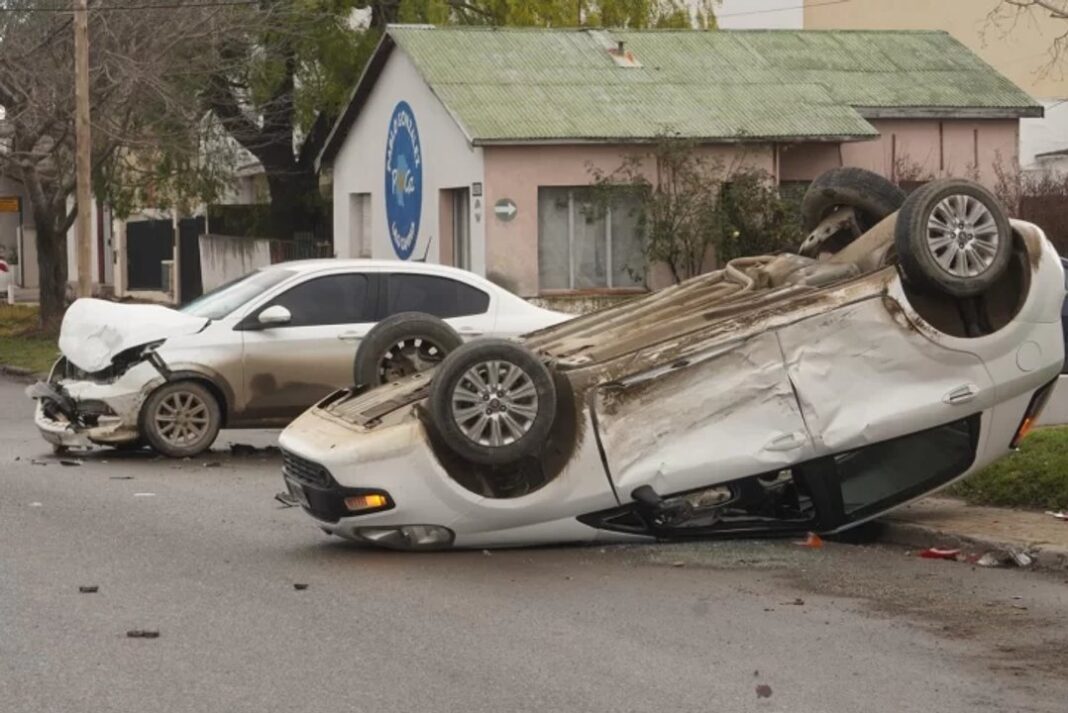 Vehículo volcado en la intersección de Alberdi y Federico Sphur en Río Gallegos