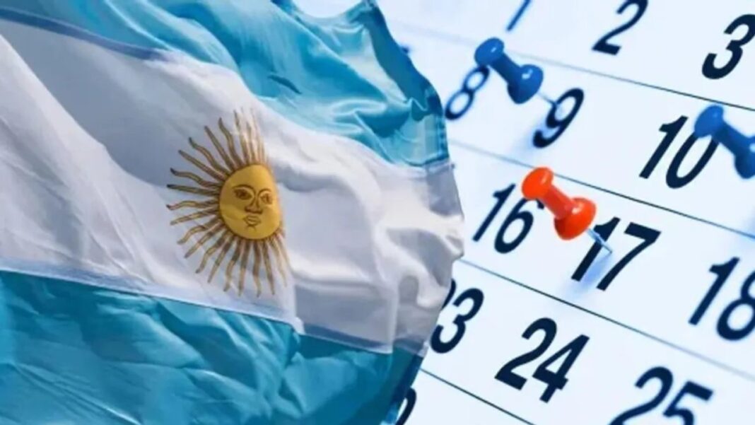 Bandera argentina en un mástil con cielo celeste de fondo