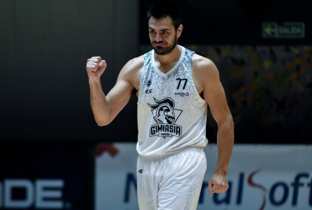 Diego Romero celebrando el título de Gimnasia y Esgrima de Comodoro Rivadavia