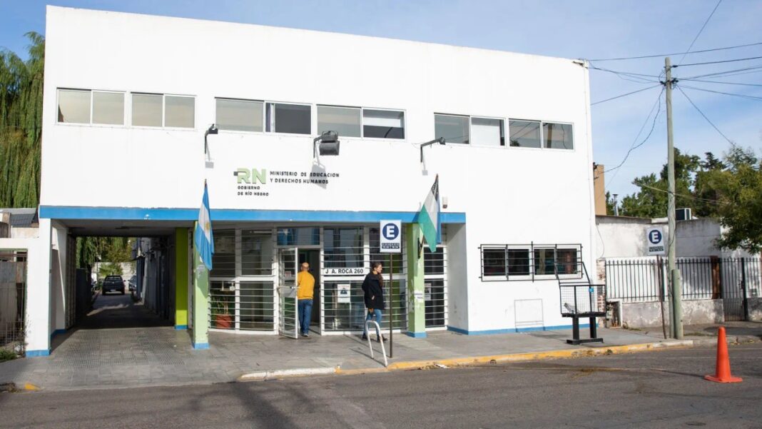Fachada de la escuela ESRN 6 de Ingeniero Jacobacci