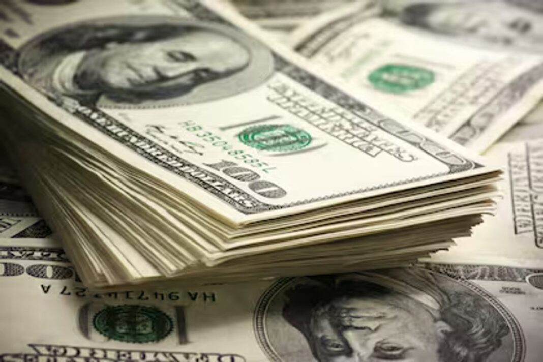 Billetes de dólar y monedas argentinas sobre una mesa