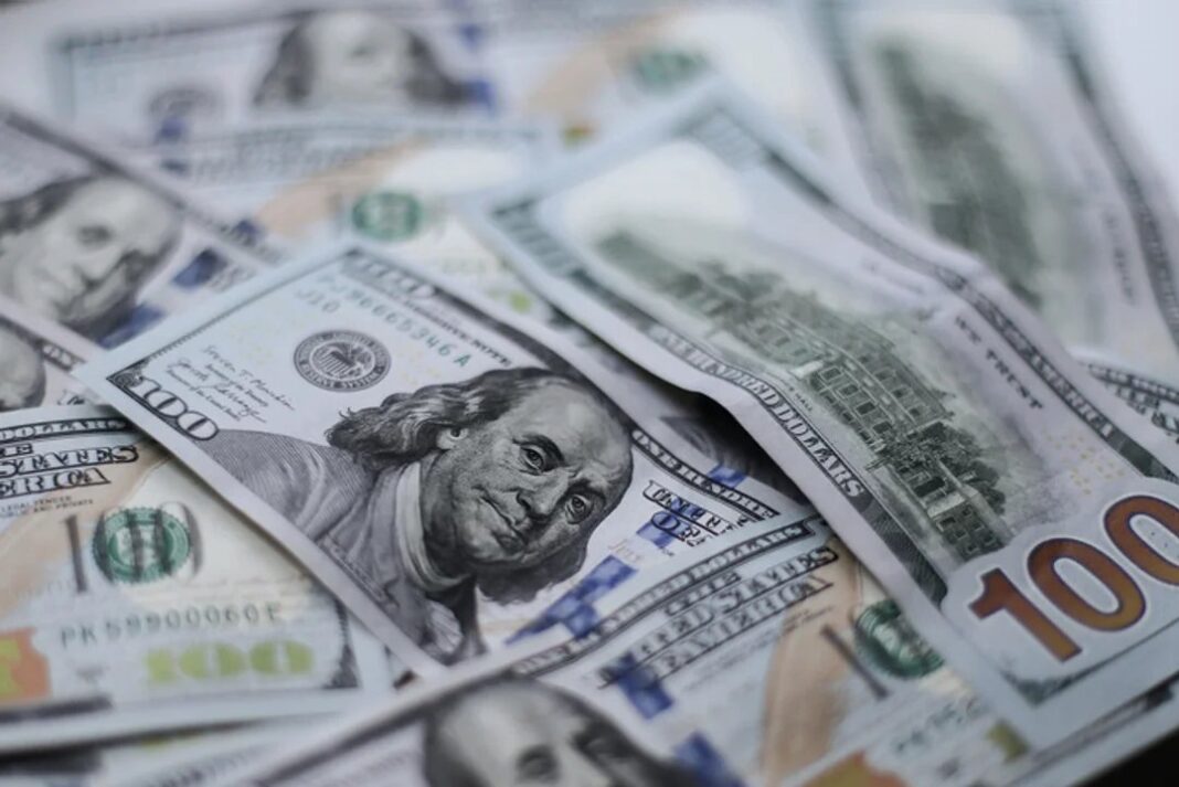 Billetes de dólar estadounidense sobre una mesa