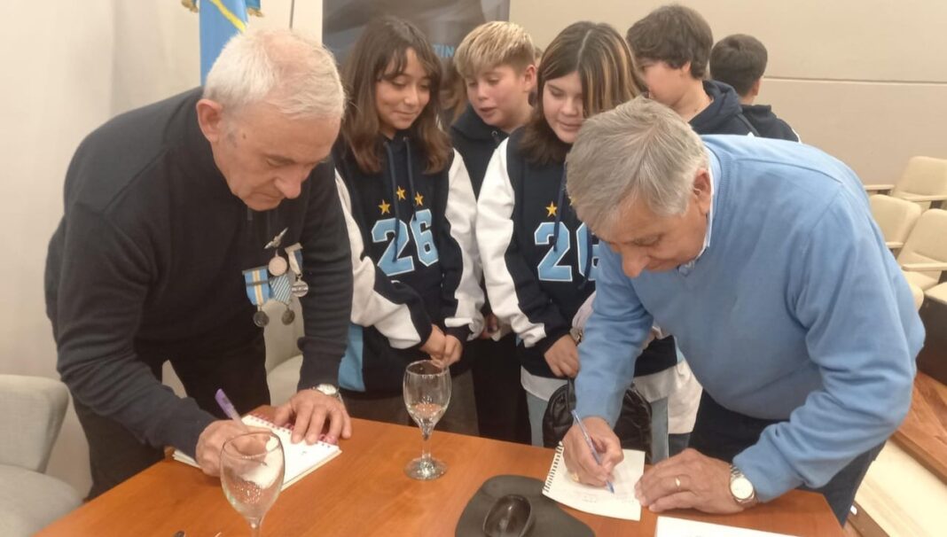 Dos veteranos de Malvinas abrazándose en la Legislatura de Chubut