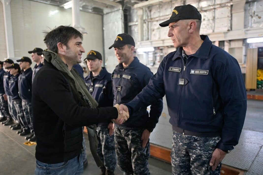Buque rompehielos ARA Almirante Irízar amarrado en el muelle de Puerto Madryn