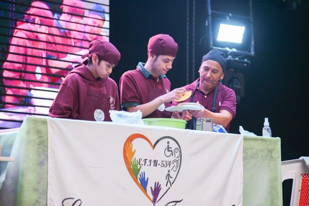 Estudiantes del EFI 534 cocinando en vivo en la feria Sabores del Valle