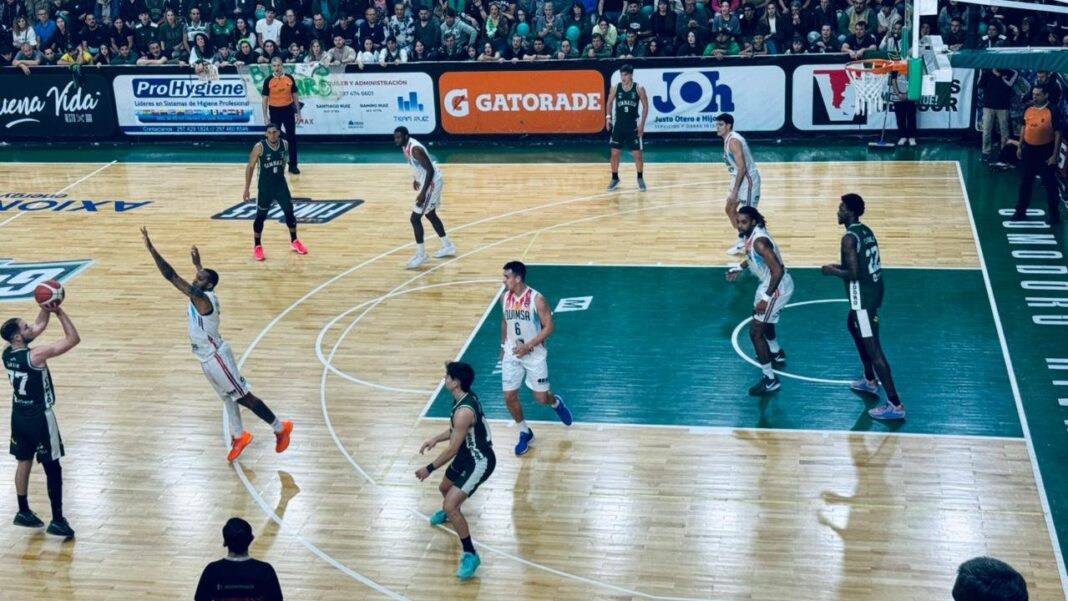 Jugadores de Gimnasia y Quimsa disputando un balón en el Estadio Socios Fundadores