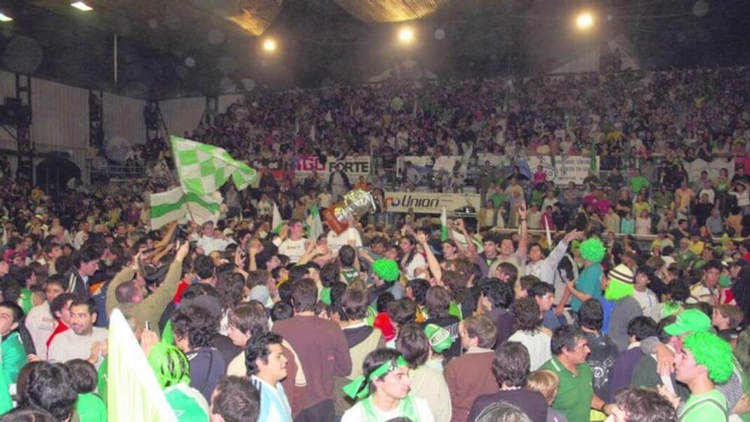 Equipo de Gimnasia de Comodoro celebrando el campeonato de la Liga Nacional de Básquet 2005/06