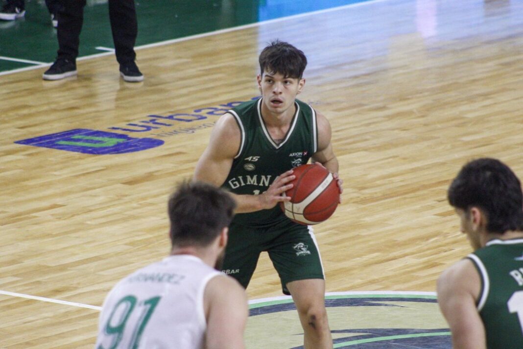 Partido de básquet entre Gimnasia y Ferro en el estadio Socios Fundadores