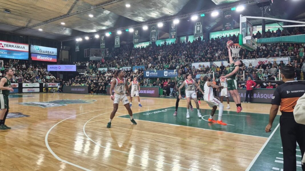 Partido de básquet entre Gimnasia y Quimsa en el estadio Socios Fundadores