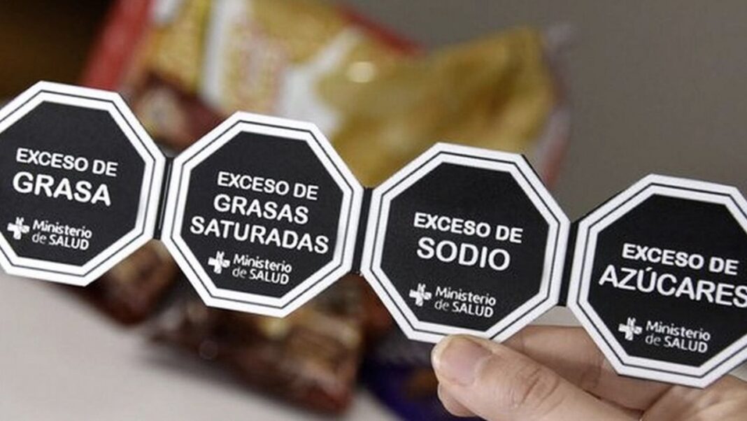 Sellos negros de advertencia en productos alimenticios en Argentina