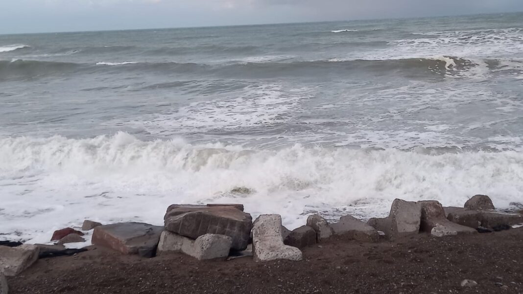 Operativo en Playa Unión por hallazgo de cuerpo en el mar