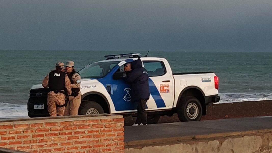 Operativo policial en la costa de Playa Unión tras el hallazgo de un cuerpo flotando en el mar