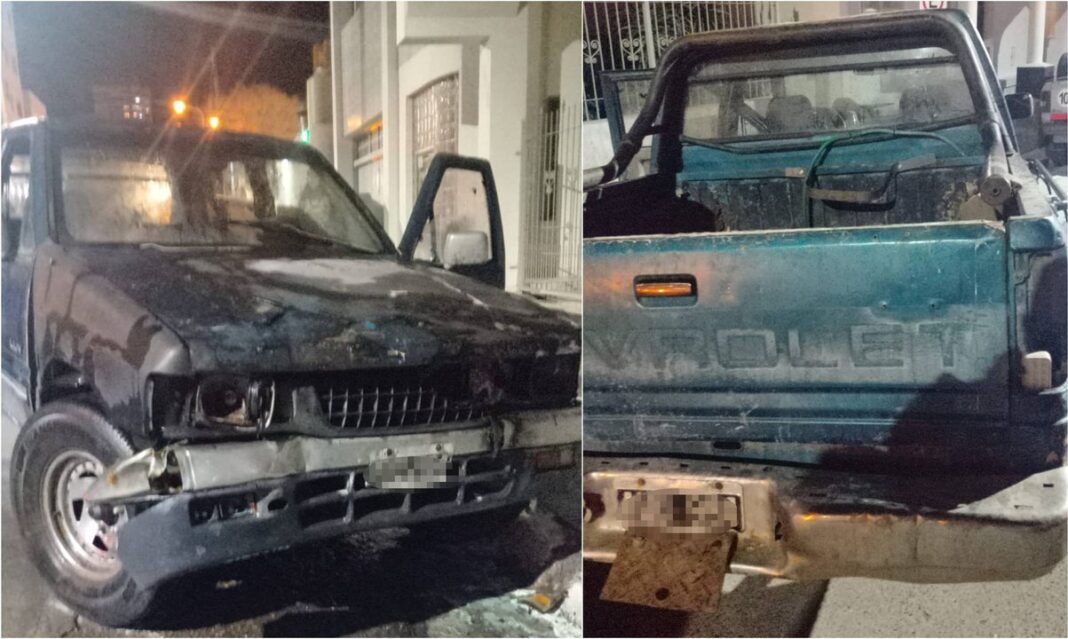 Bomberos voluntarios trabajan en la extinción de un incendio vehicular en Avenida Rivadavia, Comodoro Rivadavia