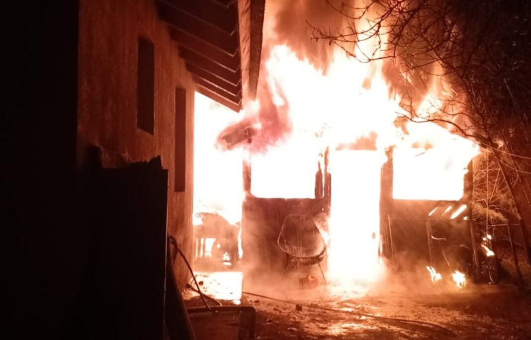 Vivienda incendiada en Cholila durante la madrugada