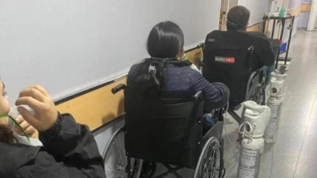 Ambulancias y personal sanitario en la entrada del Hospital Distrital de Las Heras, Santa Cruz, durante la atención a intoxicados