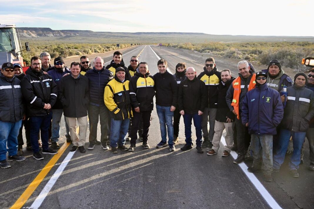 Vista del camino pavimentado de acceso a Playa El Doradillo, en Rawson, Chubut