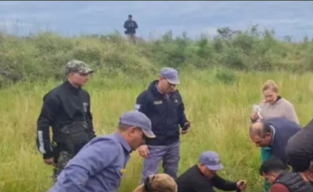 Jonathan Blanco junto a agentes policiales tras ser rescatado en el monte chaqueño