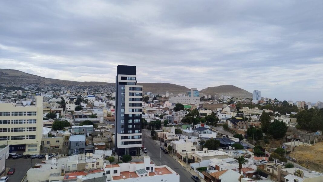 Cielo nublado sobre la costa de Comodoro Rivadavia