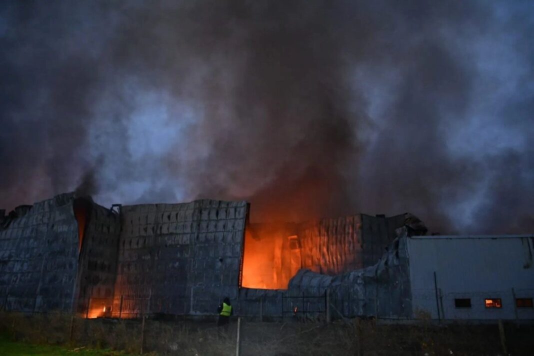 Centro de distribución de La Anónima en Cipolletti afectado por incendio