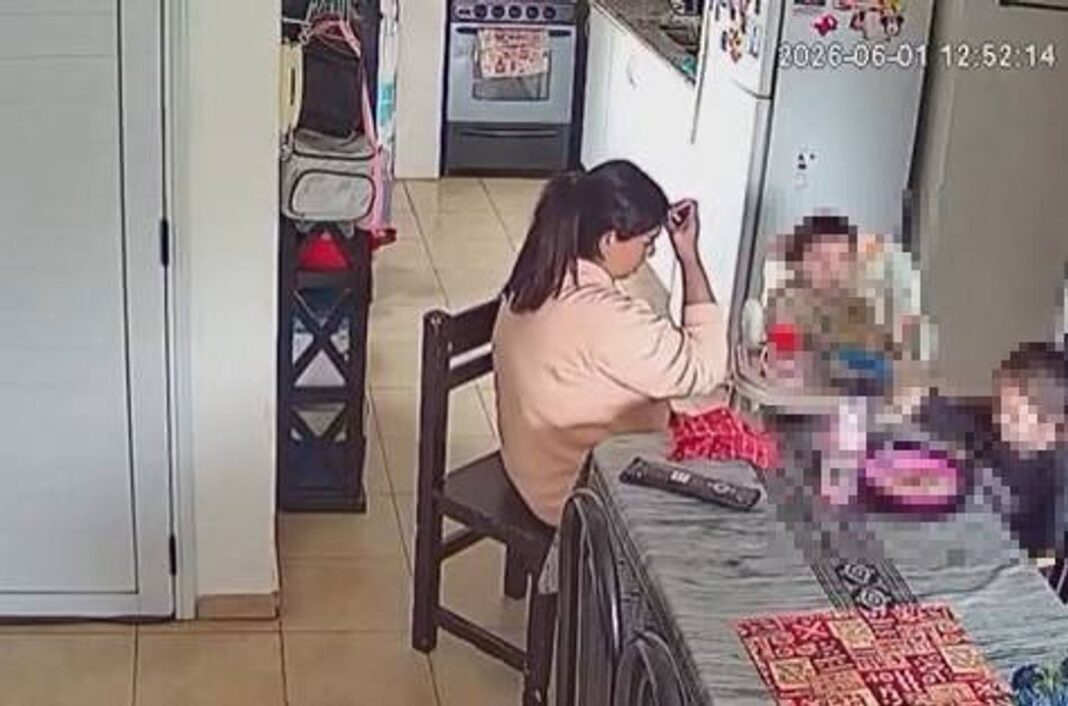 Captura de video de cámara de seguridad muestra a niñera golpeando a niña durante almuerzo