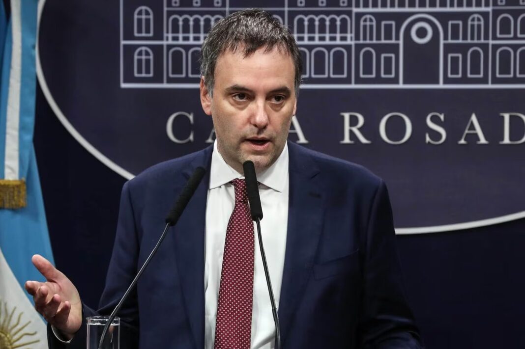 Manuel Adorni, jefe de Gabinete, en una conferencia de prensa