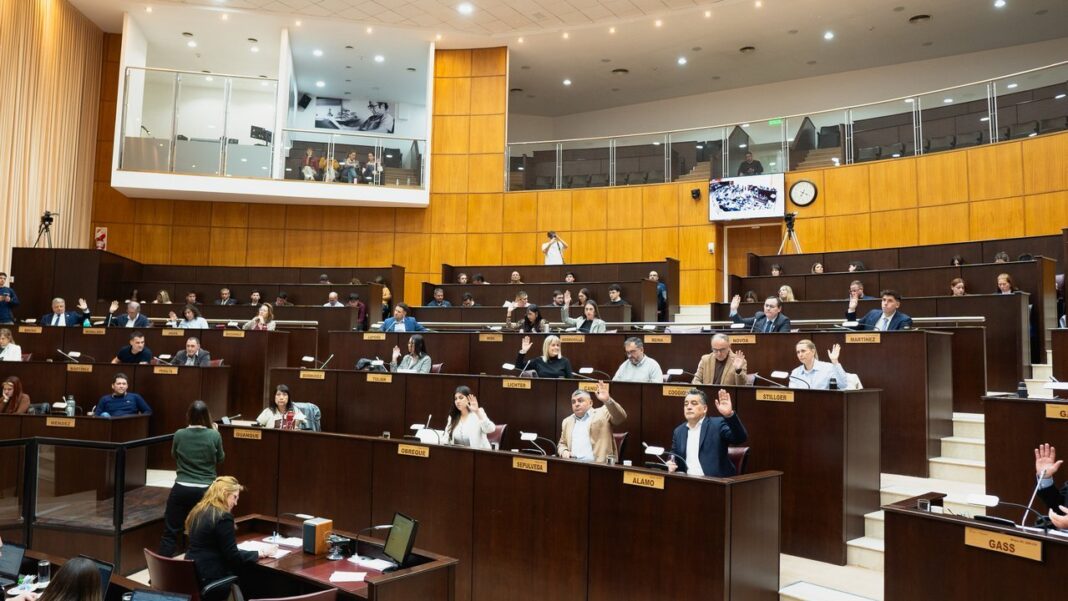 Sesión legislativa en Neuquén sobre proyecto GNL