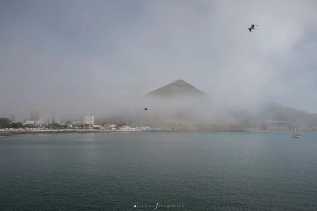Vista de Comodoro Rivadavia con cielo nublado y neblina matinal