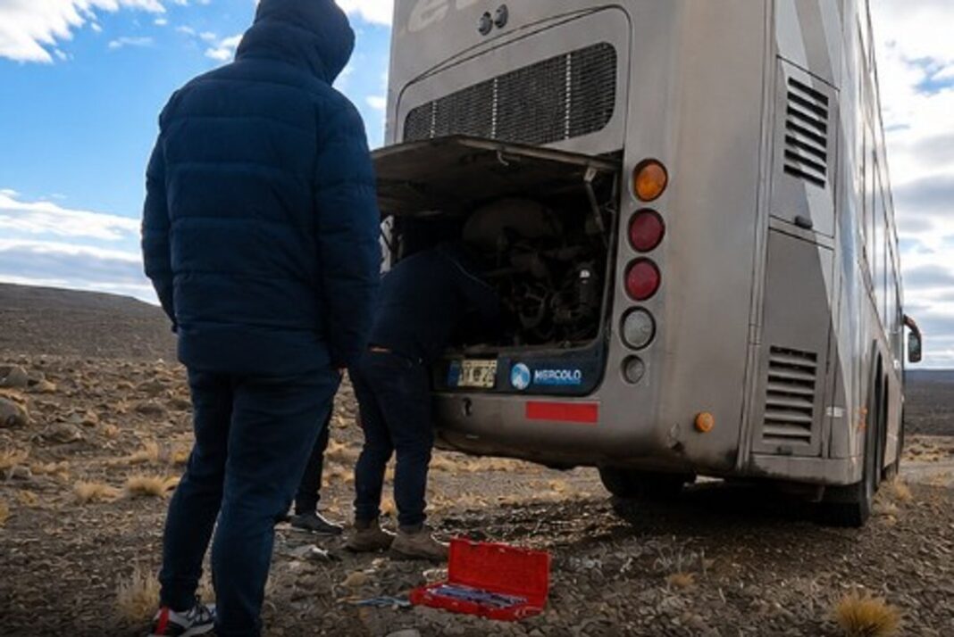 Micro de la empresa ETAP varado al costado de la ruta en la Patagonia