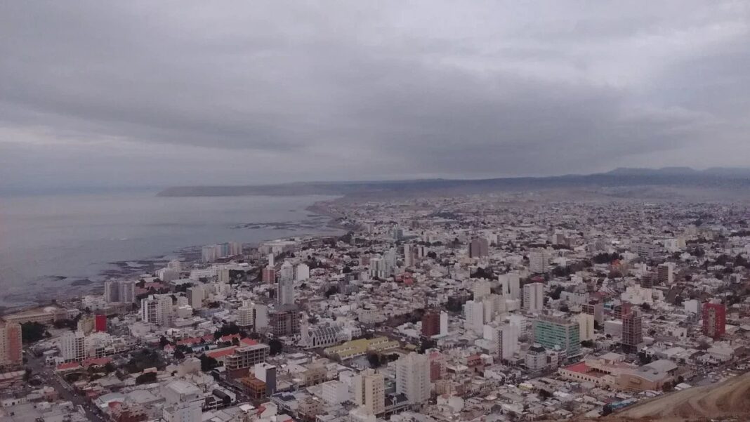 Cielo nublado sobre la costa de Comodoro Rivadavia