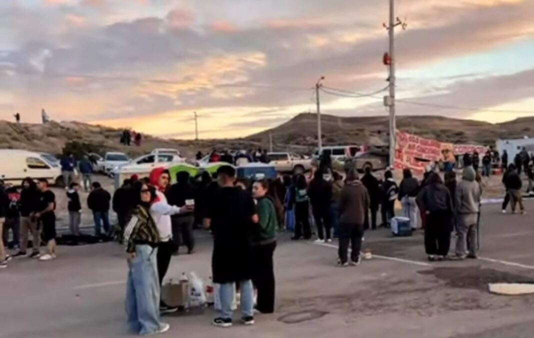 Multitud en el Predio Ferial de Comodoro Rivadavia durante el recital de Los Fundamentalistas