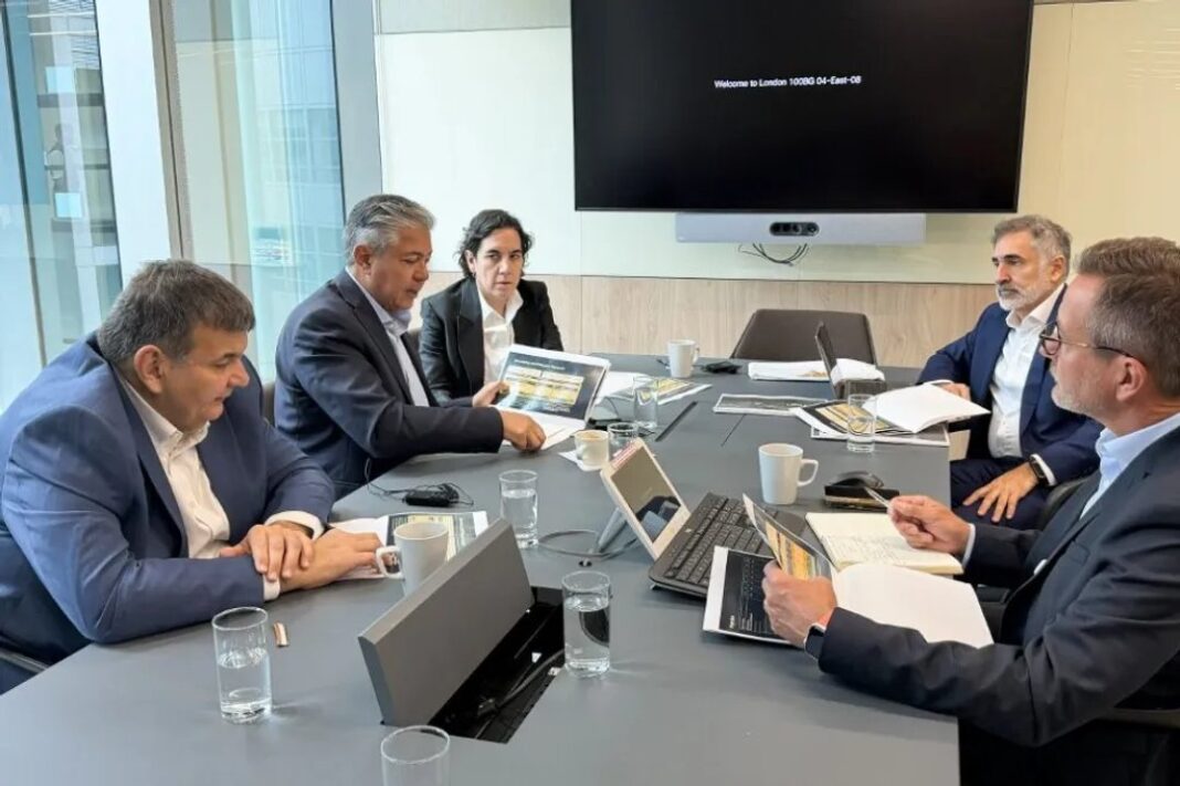 Gobernador Rolando Figueroa en reunión con inversores en Londres
