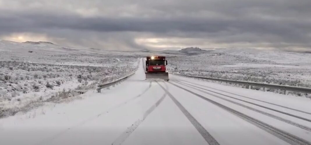 Camión barrenieve de Vialidad Nacional trabajando sobre la Ruta Nacional 25 en Chubut durante el operativo invernal