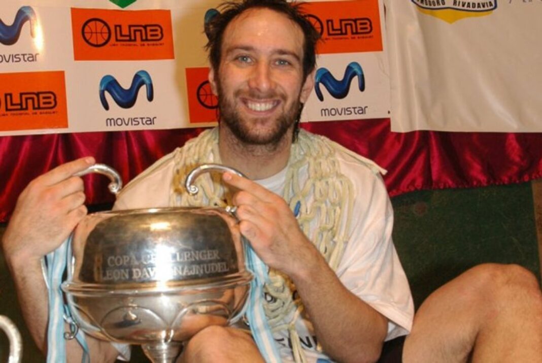 Pablo Moldú durante una entrevista sobre la final de Gimnasia en la Liga Nacional